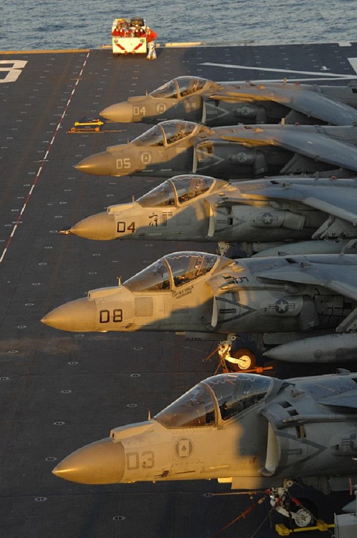 Máy bay chiến đấu Harrier trên tàu tấn công đổ bộ USS Kearsarge
